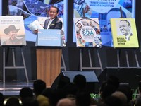 Menteri ESDM Bahlil Lahadalia menyampaikan sambutan pada peluncuran 10 buku karya nyata untuk negeri setengah abad Bahlil Lahadalia di Jakarta, Jumat (7/8/2026). Sepuluh buku tersebut mendokumentasikan pemikiran, pengalaman, dan perjalanan Bahlil Lah