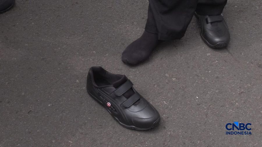 Penampakan sepatu sekolah berbahan karet lokal hasil inovasi Badan Riset dan Inovasi Nasional (BRIN) yang dibanderol dengan harga di bawah Rp80 ribu. (CNBC Indonesia/Emir Yanwardhana)