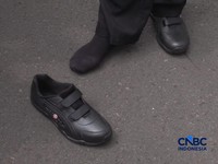 Penampakan sepatu sekolah berbahan karet lokal hasil inovasi Badan Riset dan Inovasi Nasional (BRIN) yang dibanderol dengan harga di bawah Rp80 ribu. (CNBC Indonesia/Emir Yanwardhana)