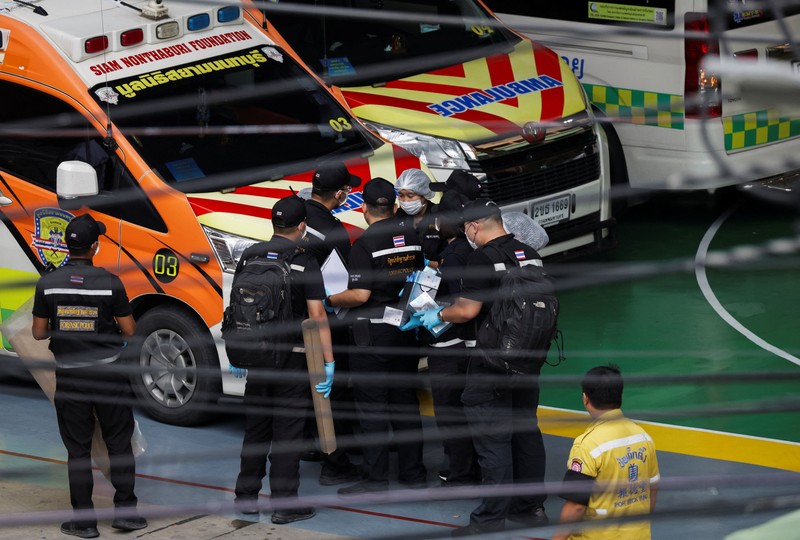Seorang anggota polisi Thailand berjalan di area Sekolah Debsirin Nonthaburi setelah insiden penembakan di sekolah tersebut yang terletak di distrik Bang Kruai, Provinsi Nonthaburi, di pinggiran Bangkok, Thailand, pada 7 Agustus 2026. (REUTERS/Chalinee Thirasupa)