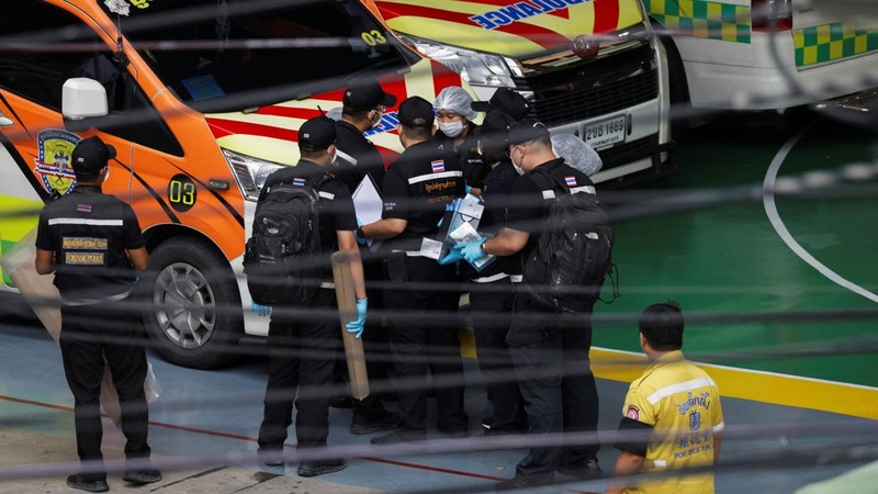 Petugas darurat berkumpul di dalam area Sekolah Debsirin Nonthaburi menyusul insiden penembakan di sekolah tersebut, di distrik Bang Kruai, Provinsi Nonthaburi, di pinggiran Bangkok, Thailand, pada 7 Agustus 2026.