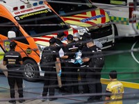 Petugas darurat berkumpul di dalam area Sekolah Debsirin Nonthaburi menyusul insiden penembakan di sekolah tersebut, di distrik Bang Kruai, Provinsi Nonthaburi, di pinggiran Bangkok, Thailand, pada 7 Agustus 2026. (REUTERS/Chalinee Thirasupa)