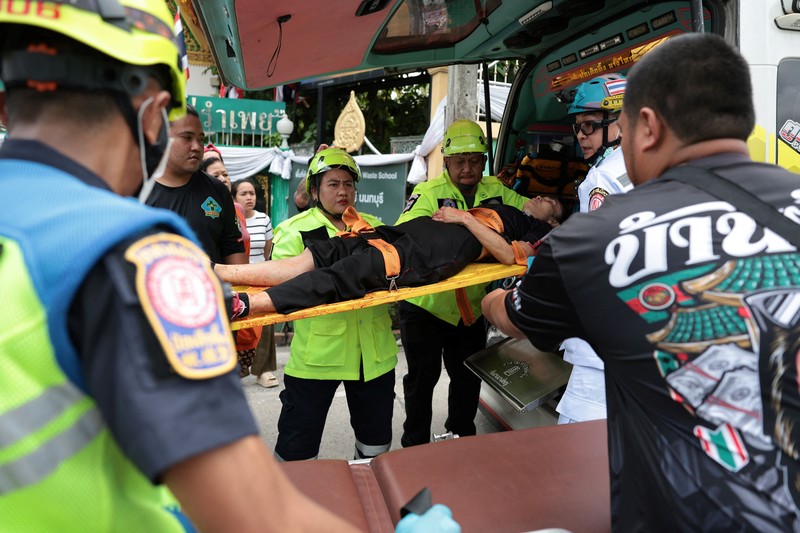 Seorang anggota polisi Thailand berjalan di area Sekolah Debsirin Nonthaburi setelah insiden penembakan di sekolah tersebut yang terletak di distrik Bang Kruai, Provinsi Nonthaburi, di pinggiran Bangkok, Thailand, pada 7 Agustus 2026. (REUTERS/Chalinee Thirasupa)