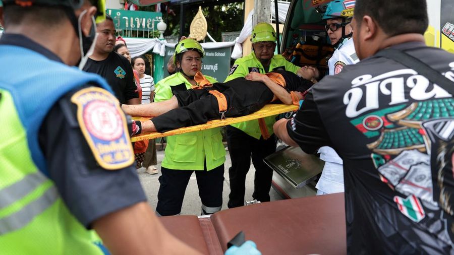 Petugas darurat membawa seorang guru yang terluka ke dalam ambulans di Sekolah Debsirin Nonthaburi—lokasi terjadinya insiden penembakan—di Distrik Bang Kruai, Provinsi Nonthaburi, di pinggiran Bangkok, Thailand, pada 7 Agustus 2026.
