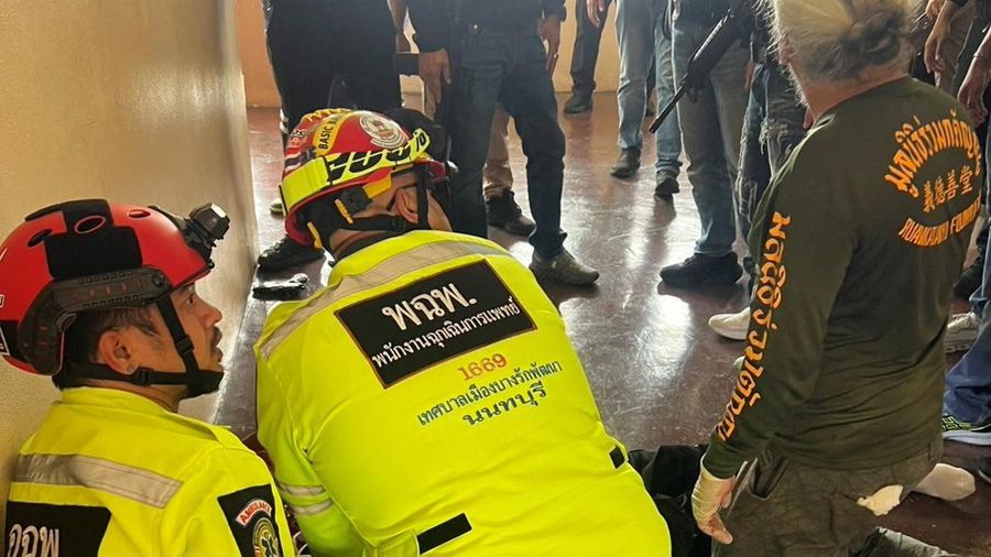 Petugas medis melakukan CPR terhadap pelaku penembakan yang tewas akibat bunuh diri—menurut pihak berwenang—menyusul insiden penembakan di sebuah sekolah di distrik Bang Kruai, Provinsi Nonthaburi, di pinggiran Bangkok, Thailand, pada 7 Agustus 2026.