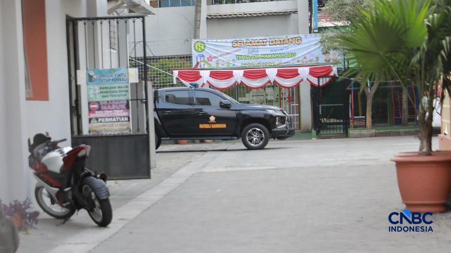 Petugas menunjukkan ruangan yang telah dipasang garis polisi di sebuah sekolah swasta di kawasan Pondok Pinang, Jakarta Selatan, Jumat, (7/8/2026). Dari ruangan tersebut, polisi menemukan ratusan senjata yang kini masih dalam proses penyelidikan. (CN