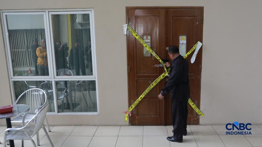 Petugas menunjukkan ruangan yang telah dipasang garis polisi di sebuah sekolah swasta di kawasan Pondok Pinang, Jakarta Selatan, Jumat, (7/8/2026). Dari ruangan tersebut, polisi menemukan ratusan senjata yang kini masih dalam proses penyelidikan. (CN