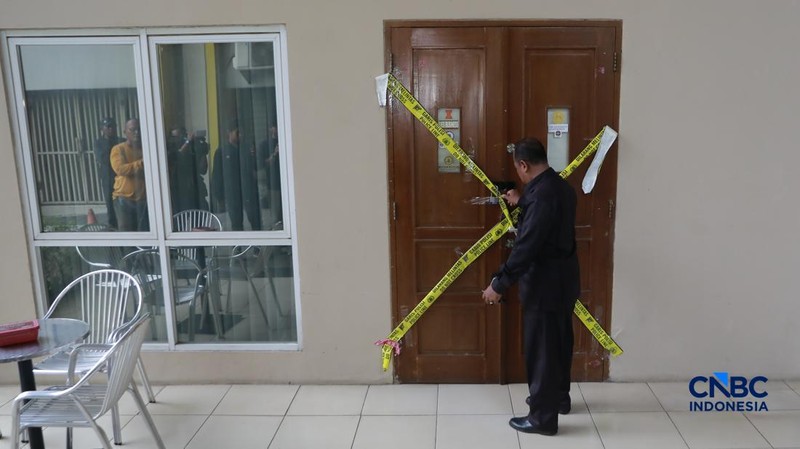 Petugas menunjukkan ruangan yang telah dipasang garis polisi di sebuah sekolah swasta di kawasan Pondok Pinang, Jakarta Selatan, Jumat, (7/8/2026). Dari ruangan tersebut, polisi menemukan ratusan senjata yang kini masih dalam proses penyelidikan. (CN