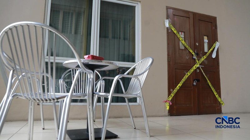 Petugas menunjukkan ruangan yang telah dipasang garis polisi di sebuah sekolah swasta di kawasan Pondok Pinang, Jakarta Selatan, Jumat, (7/8/2026). Dari ruangan tersebut, polisi menemukan ratusan senjata yang kini masih dalam proses penyelidikan. (CN