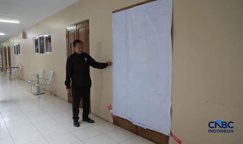 Petugas menunjukkan ruangan yang telah dipasang garis polisi di sebuah sekolah swasta di kawasan Pondok Pinang, Jakarta Selatan, Jumat, (7/8/2026). Dari ruangan tersebut, polisi menemukan ratusan senjata yang kini masih dalam proses penyelidikan. (CNBC Indonesia/Muhammad Sabki)