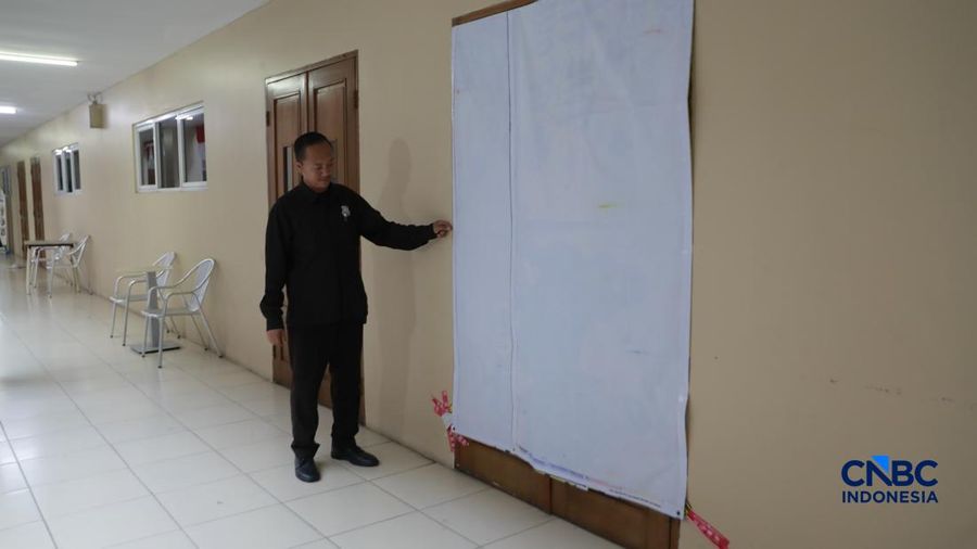 Petugas menunjukkan ruangan yang telah dipasang garis polisi di sebuah sekolah swasta di kawasan Pondok Pinang, Jakarta Selatan, Jumat, (7/8/2026). Dari ruangan tersebut, polisi menemukan ratusan senjata yang kini masih dalam proses penyelidikan. (CN
