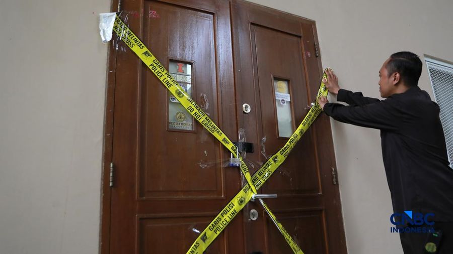 Petugas menunjukkan ruangan yang telah dipasang garis polisi di sebuah sekolah swasta di kawasan Pondok Pinang, Jakarta Selatan, Jumat, (7/8/2026). Dari ruangan tersebut, polisi menemukan ratusan senjata yang kini masih dalam proses penyelidikan. (CN