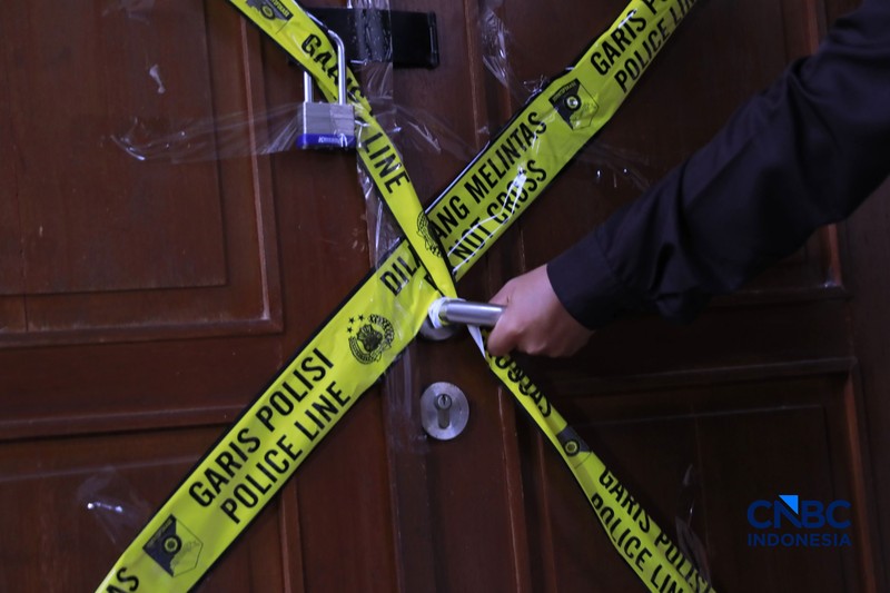 Petugas menunjukkan ruangan yang telah dipasang garis polisi di sebuah sekolah swasta di kawasan Pondok Pinang, Jakarta Selatan, Jumat, (7/8/2026). Dari ruangan tersebut, polisi menemukan ratusan senjata yang kini masih dalam proses penyelidikan. (CNBC Indonesia/Muhammad Sabki)