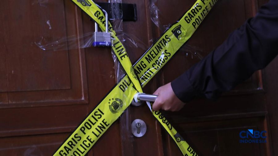 Petugas menunjukkan ruangan yang telah dipasang garis polisi di sebuah sekolah swasta di kawasan Pondok Pinang, Jakarta Selatan, Jumat, (7/8/2026). Dari ruangan tersebut, polisi menemukan ratusan senjata yang kini masih dalam proses penyelidikan. (CN