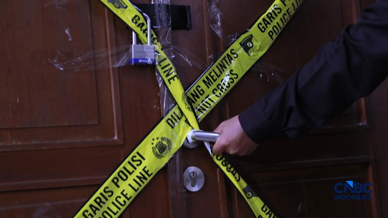 Petugas menunjukkan ruangan yang telah dipasang garis polisi di sebuah sekolah swasta di kawasan Pondok Pinang, Jakarta Selatan, Jumat, (7/8/2026). Dari ruangan tersebut, polisi menemukan ratusan senjata yang kini masih dalam proses penyelidikan. (CN