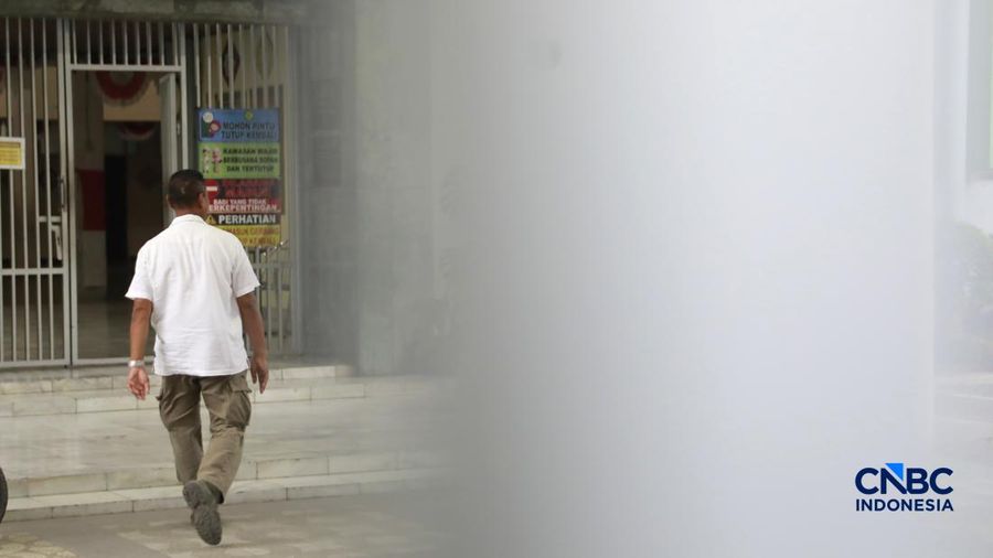 Petugas menunjukkan ruangan yang telah dipasang garis polisi di sebuah sekolah swasta di kawasan Pondok Pinang, Jakarta Selatan, Jumat, (7/8/2026). Dari ruangan tersebut, polisi menemukan ratusan senjata yang kini masih dalam proses penyelidikan. (CN
