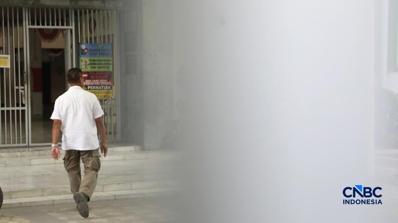 Petugas menunjukkan ruangan yang telah dipasang garis polisi di sebuah sekolah swasta di kawasan Pondok Pinang, Jakarta Selatan, Jumat, (7/8/2026). Dari ruangan tersebut, polisi menemukan ratusan senjata yang kini masih dalam proses penyelidikan. (CN