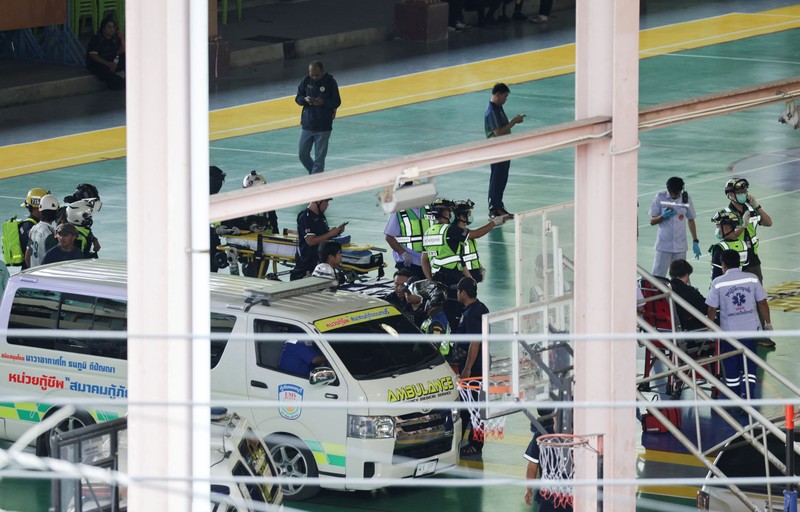 Seorang anggota polisi Thailand berjalan di area Sekolah Debsirin Nonthaburi setelah insiden penembakan di sekolah tersebut yang terletak di distrik Bang Kruai, Provinsi Nonthaburi, di pinggiran Bangkok, Thailand, pada 7 Agustus 2026. (REUTERS/Chalinee Thirasupa)