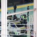 Petugas penyelamat berdiri di dekat ambulans di Sekolah Debsirin Nonthaburi—lokasi terjadinya insiden penembakan—di distrik Bang Kruai, Provinsi Nonthaburi, di pinggiran Bangkok, Thailand, pada 7 Agustus 2026. (REUTERS/Athit Perawongmetha)