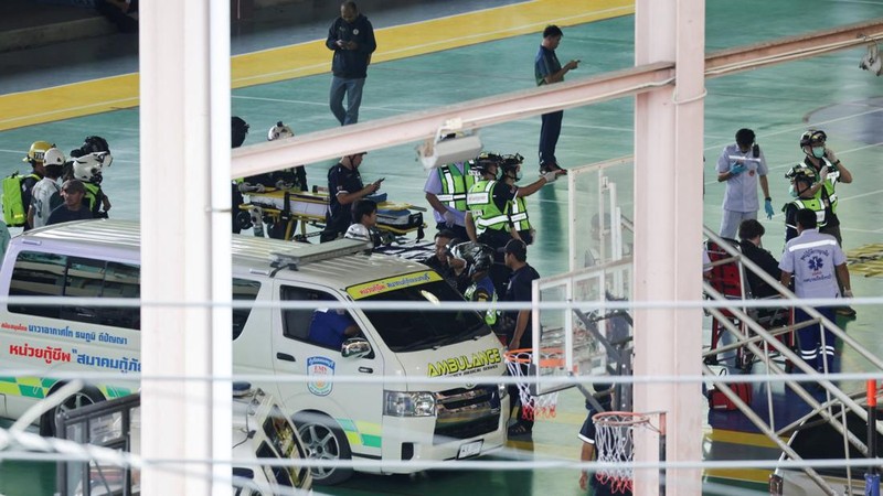 Petugas penyelamat berdiri di dekat ambulans di Sekolah Debsirin Nonthaburi—lokasi terjadinya insiden penembakan—di distrik Bang Kruai, Provinsi Nonthaburi, di pinggiran Bangkok, Thailand, pada 7 Agustus 2026.