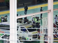 Petugas penyelamat berdiri di dekat ambulans di Sekolah Debsirin Nonthaburi—lokasi terjadinya insiden penembakan—di distrik Bang Kruai, Provinsi Nonthaburi, di pinggiran Bangkok, Thailand, pada 7 Agustus 2026. (REUTERS/Athit Perawongmetha)