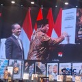 Presiden Prabowo Subianto menandatangani "giant book" Bahlil Lahadalia, Jumat (7/8/2026). (CNBC Indonesia/Verda Nano)