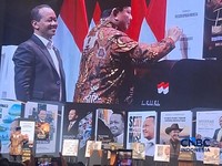Presiden Prabowo Subianto menandatangani "giant book" Bahlil Lahadalia, Jumat (7/8/2026). (CNBC Indonesia/Verda Nano)