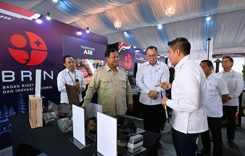 Presiden Prabowo Subianto menguji langsung ketahanan genteng hasil inovasi Badan Riset dan Inovasi Nasional (BRIN) saat bertemu dengan para peneliti di Istana Kepresidenan, Jakarta, Kamis (6/8/2026). (Dok. Biro Pers, Media, dan Informasi Sekretariat Presiden)