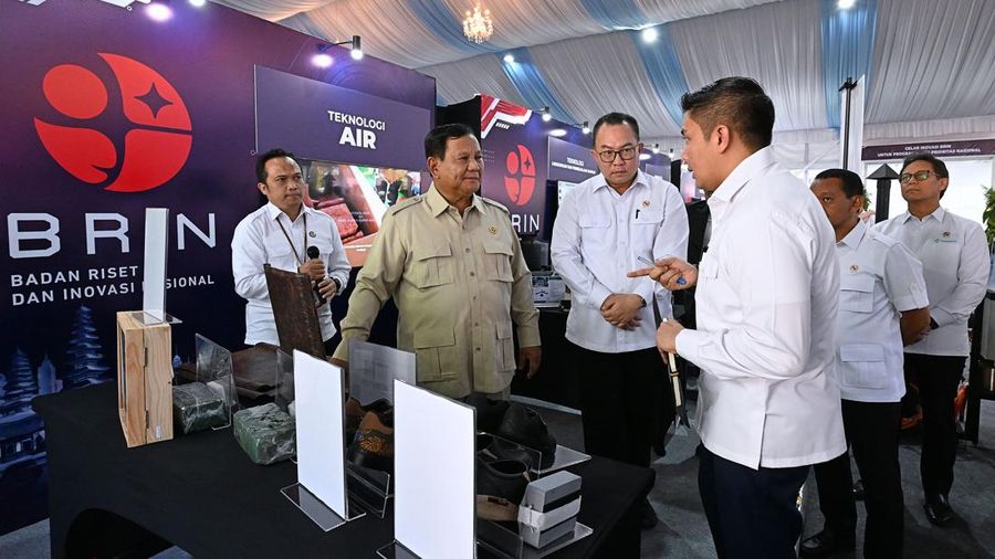 Presiden Prabowo Subianto menguji langsung ketahanan genteng hasil inovasi Badan Riset dan Inovasi Nasional (BRIN) saat bertemu dengan para peneliti di Istana Kepresidenan, Jakarta, Kamis (6/8/2026). (Dok. Biro Pers, Media, dan Informasi Sekretariat