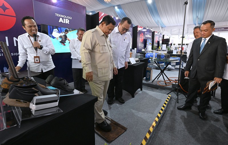 Presiden Prabowo Subianto menguji langsung ketahanan genteng hasil inovasi Badan Riset dan Inovasi Nasional (BRIN) saat bertemu dengan para peneliti di Istana Kepresidenan, Jakarta, Kamis (6/8/2026). (Dok. Biro Pers, Media, dan Informasi Sekretariat Presiden)