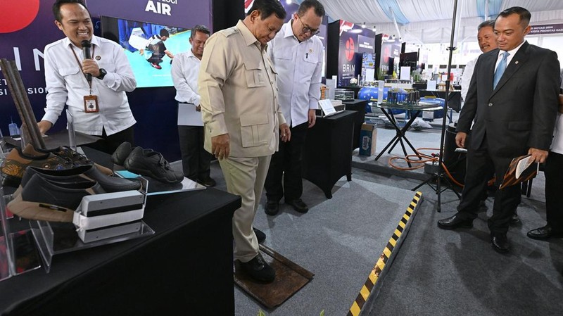 Presiden Prabowo Subianto menguji langsung ketahanan genteng hasil inovasi Badan Riset dan Inovasi Nasional (BRIN) saat bertemu dengan para peneliti di Istana Kepresidenan, Jakarta, Kamis (6/8/2026). (Dok. Biro Pers, Media, dan Informasi Sekretariat