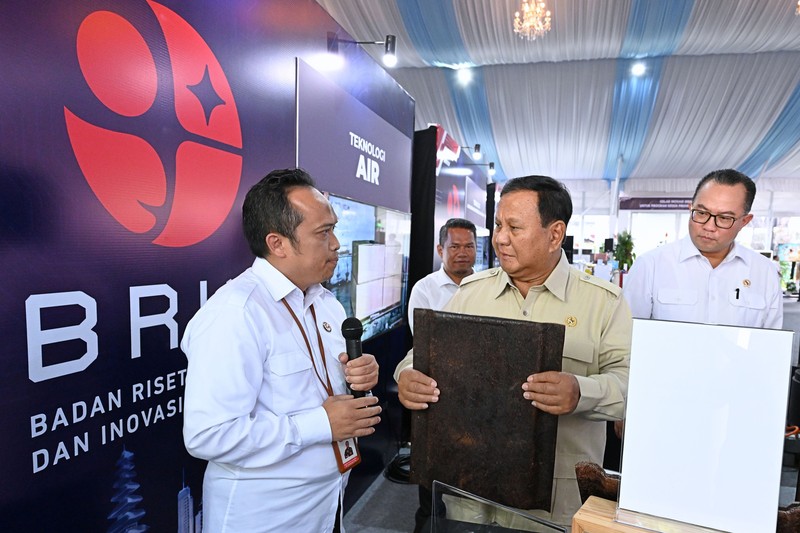 Presiden Prabowo Subianto menguji langsung ketahanan genteng hasil inovasi Badan Riset dan Inovasi Nasional (BRIN) saat bertemu dengan para peneliti di Istana Kepresidenan, Jakarta, Kamis (6/8/2026). (Dok. Biro Pers, Media, dan Informasi Sekretariat Presiden)