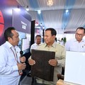 Presiden Prabowo Subianto menguji langsung ketahanan genteng hasil inovasi Badan Riset dan Inovasi Nasional (BRIN) saat bertemu dengan para peneliti di Istana Kepresidenan, Jakarta, Kamis (6/8/2026). (Dok. Biro Pers, Media, dan Informasi Sekretariat