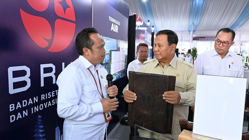 Presiden Prabowo Subianto menguji langsung ketahanan genteng hasil inovasi Badan Riset dan Inovasi Nasional (BRIN) saat bertemu dengan para peneliti di Istana Kepresidenan, Jakarta, Kamis (6/8/2026). (Dok. Biro Pers, Media, dan Informasi Sekretariat