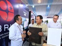 Presiden Prabowo Subianto menguji langsung ketahanan genteng hasil inovasi Badan Riset dan Inovasi Nasional (BRIN) saat bertemu dengan para peneliti di Istana Kepresidenan, Jakarta, Kamis (6/8/2026). (Dok. Biro Pers, Media, dan Informasi Sekretariat