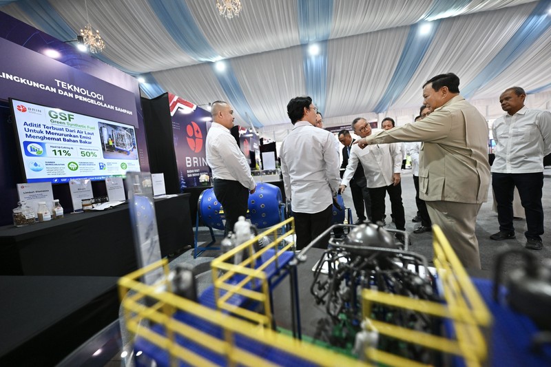 Presiden Prabowo Subianto meninjau hasil riset dan inovasi Badan Riset dan Inovasi Nasional (BRIN) di Istana Kepresidenan Jakarta, Kamis (6/8/2026), sebelum bertemu sekitar 150 periset. (Dok. BPMI Sekretariat Presiden/Muchlis Jr)