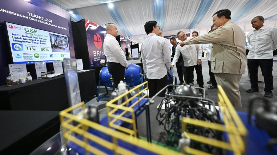 Presiden Prabowo Subianto meninjau hasil riset dan inovasi Badan Riset dan Inovasi Nasional (BRIN) di Istana Kepresidenan Jakarta, Kamis (6/8/2026), sebelum bertemu sekitar 150 periset.