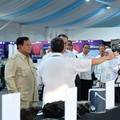 Presiden Prabowo Subianto meninjau hasil riset dan inovasi Badan Riset dan Inovasi Nasional (BRIN) di Istana Kepresidenan Jakarta, Kamis (6/8/2026), sebelum bertemu sekitar 150 periset. (Dok. BPMI Sekretariat Presiden/Muchlis Jr)