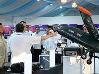 Presiden Prabowo Subianto meninjau hasil riset dan inovasi Badan Riset dan Inovasi Nasional (BRIN) di Istana Kepresidenan Jakarta, Kamis (6/8/2026), sebelum bertemu sekitar 150 periset. (Dok. BPMI Sekretariat Presiden/Muchlis Jr)