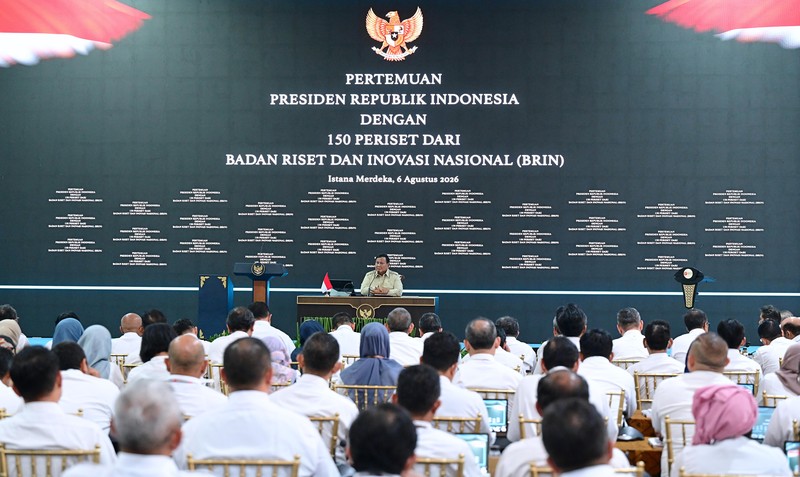 Presiden Prabowo Subianto meninjau hasil riset dan inovasi Badan Riset dan Inovasi Nasional (BRIN) di Istana Kepresidenan Jakarta, Kamis (6/8/2026), sebelum bertemu sekitar 150 periset. (Dok. BPMI Sekretariat Presiden/Muchlis Jr)