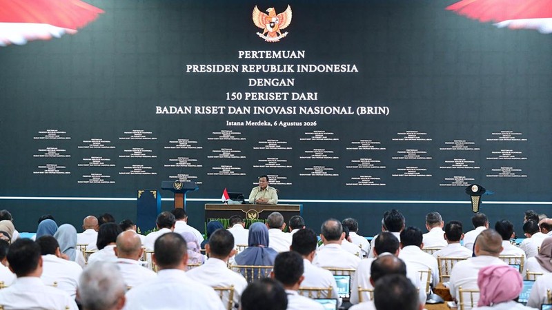 Presiden Prabowo Subianto meninjau hasil riset dan inovasi Badan Riset dan Inovasi Nasional (BRIN) di Istana Kepresidenan Jakarta, Kamis (6/8/2026), sebelum bertemu sekitar 150 periset. (Dok. BPMI Sekretariat Presiden/Muchlis Jr)