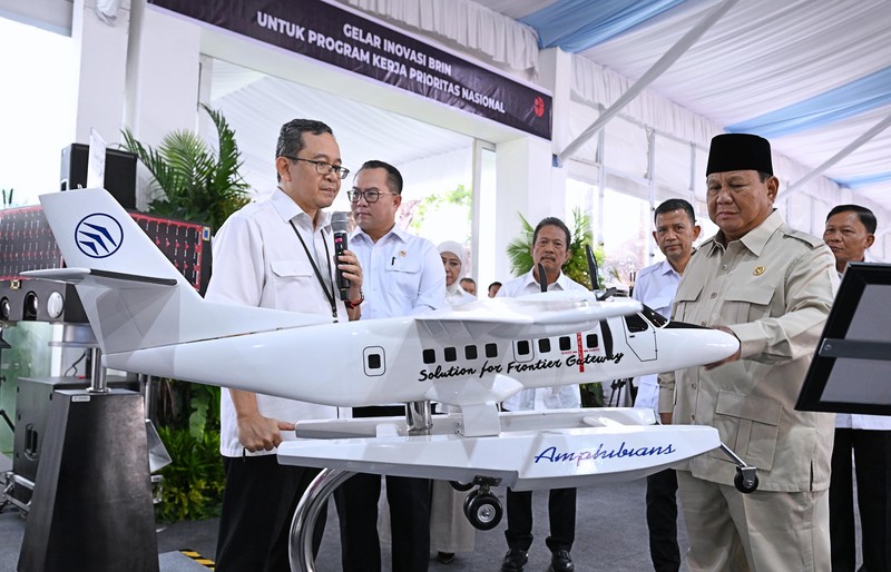 Presiden Prabowo Subianto meninjau hasil riset dan inovasi Badan Riset dan Inovasi Nasional (BRIN) di Istana Kepresidenan Jakarta, Kamis (6/8/2026), sebelum bertemu sekitar 150 periset. (Dok. BPMI Sekretariat Presiden/Muchlis Jr)