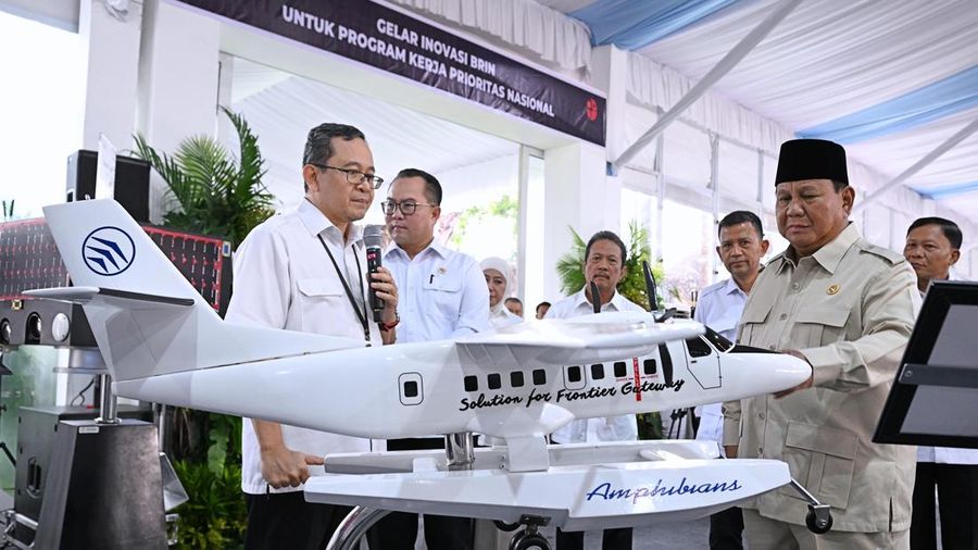 Presiden Prabowo Subianto meninjau hasil riset dan inovasi Badan Riset dan Inovasi Nasional (BRIN) di Istana Kepresidenan Jakarta, Kamis (6/8/2026), sebelum bertemu sekitar 150 periset. (Dok. BPMI Sekretariat Presiden/Muchlis Jr)