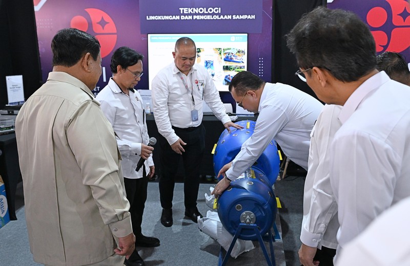 Presiden Prabowo Subianto meninjau hasil riset dan inovasi Badan Riset dan Inovasi Nasional (BRIN) di Istana Kepresidenan Jakarta, Kamis (6/8/2026), sebelum bertemu sekitar 150 periset. (Dok. BPMI Sekretariat Presiden/Muchlis Jr)
