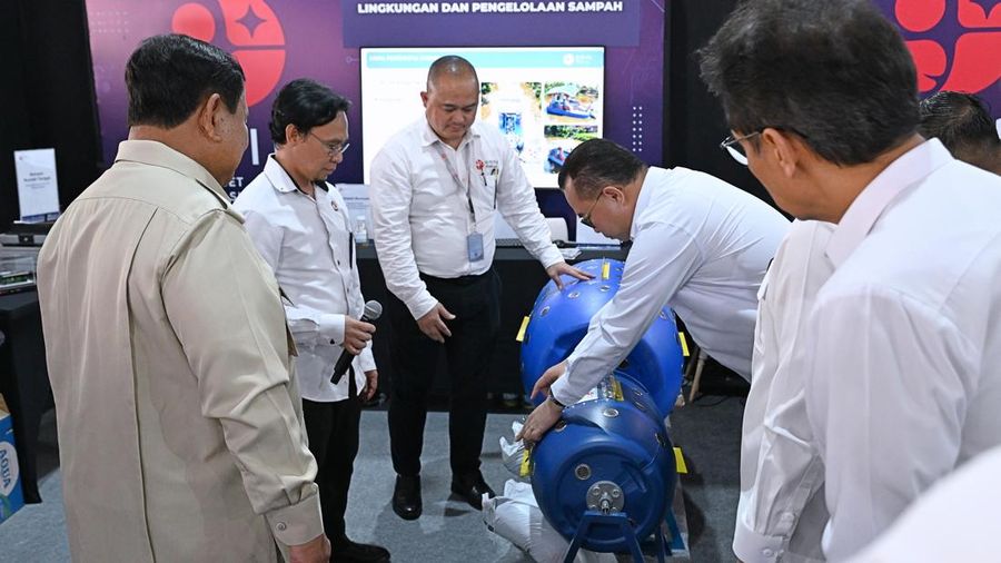 Presiden Prabowo Subianto meninjau hasil riset dan inovasi Badan Riset dan Inovasi Nasional (BRIN) di Istana Kepresidenan Jakarta, Kamis (6/8/2026), sebelum bertemu sekitar 150 periset.