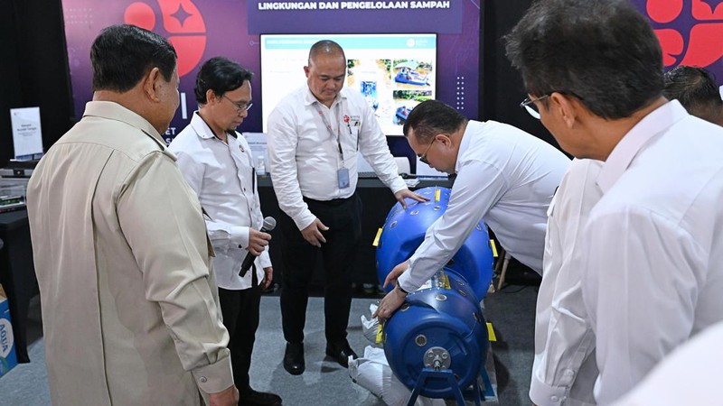 Presiden Prabowo Subianto meninjau hasil riset dan inovasi Badan Riset dan Inovasi Nasional (BRIN) di Istana Kepresidenan Jakarta, Kamis (6/8/2026), sebelum bertemu sekitar 150 periset.
