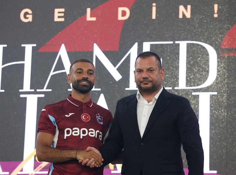 Presiden Trabzonspor, Ertugrul Dogan, berjabat tangan dengan rekrutan anyar Mohamed Salah saat acara perkenalan resmi di Stadion Papara Park, Trabzon, Turki, Kamis (6/8/2026). (REUTERS/Umit Bektas)