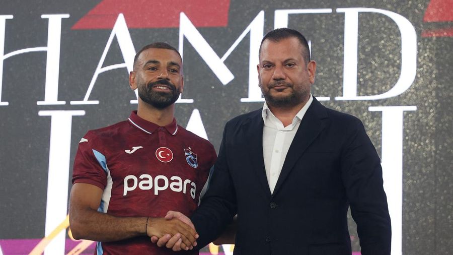 Presiden Trabzonspor, Ertugrul Dogan, berjabat tangan dengan rekrutan anyar Mohamed Salah saat acara perkenalan resmi di Stadion Papara Park, Trabzon, Turki, Kamis (6/8/2026). (REUTERS/Umit Bektas)
