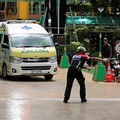 Sebuah ambulans yang diduga membawa pelaku penembakan bermanuver di Sekolah Debsirin Nonthaburi—lokasi terjadinya insiden penembakan—di distrik Bang Kruai, Provinsi Nonthaburi, di pinggiran Bangkok, Thailand, pada 7 Agustus 2026. (REUTERS/Chaline