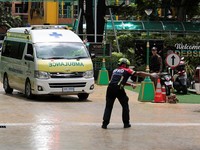 Sebuah ambulans yang diduga membawa pelaku penembakan bermanuver di Sekolah Debsirin Nonthaburi—lokasi terjadinya insiden penembakan—di distrik Bang Kruai, Provinsi Nonthaburi, di pinggiran Bangkok, Thailand, pada 7 Agustus 2026. (REUTERS/Chaline